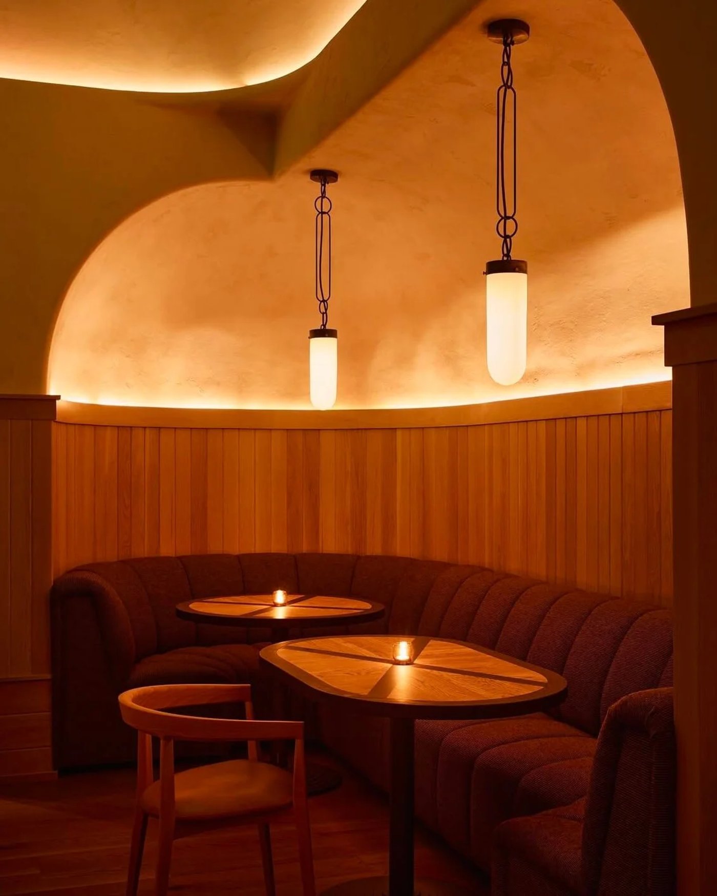 An exquisite exercise in warmth and texture, this bar combines hand-glazed tiles with soft, amber lighting to create an inviting architectural sanctuary. The glow from the linear lighting dances across the polished surfaces, setting a sophisticated stage for an evening of slow-sipped spirits.